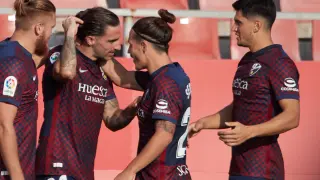 Mateu y Seoane celebran el primer gol de la SD Huesca ante el Girona.