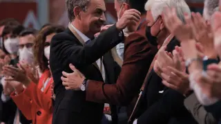 Zapatero se abraza con Pedro Sánchez durante el congreso socialista.