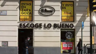 El robo se cometió en esta tienda de la plaza de España.
