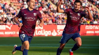 Jaime Seoane celebra seguido por Florian Miguel el segundo de sus goles en la victoria ante el Girona. 
 <