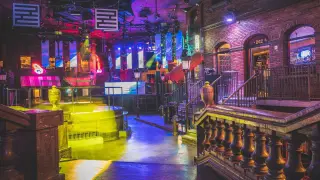 La emblemática discoteca Florida 135 de Fraga recrea en su interior una calle del Bronx de Nueva York.