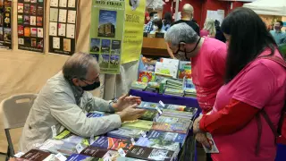 Más de 7.000 personas han pasado por la 37ª Feria del Libro de Huesca.