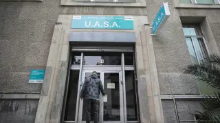 A. J. C. entrando a la UASA, en la calle Doctor Fleming de Zaragoza.