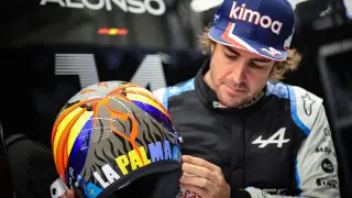 Fernando Alonso con su nuevo casco.