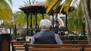 imagen recurso anciano sentado en un banco alzheimer