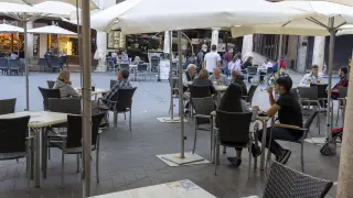 Terrazas de bares en la plaza del Torico de Teruel.