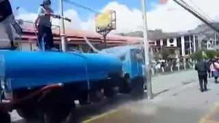 La policía peruana desaloja a vendedores ambulantes a manguerazos