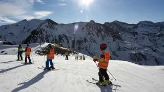 Foto de archivo de escolares participando en la última campaña de esquí financiada por la DPH.