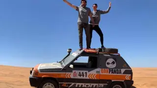 Juan Morera y Lidia Ruba, sobre el FIAT Panda 4x4 con el que competirán en el Dakar.