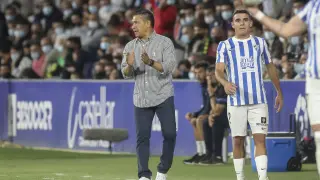 Nacho Ambriz aplaude a sus jugadores durante el partido contra el Málaga.