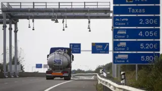 Un camión atraviesa un peaje automático en una autovía portuguesa.