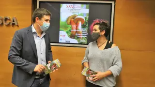 Antonio Biescas y Rebeca Armada durante la presentación de las 30ª Jornadas Micológicas.