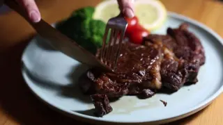 El cuchillo de madera endurecida puede cortar un filete de bistec recién hecho.