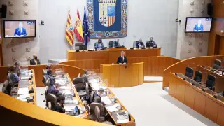 Peña, ayer durante su comparecencia en el pleno de las Cortes de Aragón