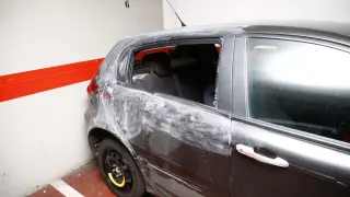Así ha quedado el coche de Toni Galán, con la ventanilla destrozada por los ladrones.