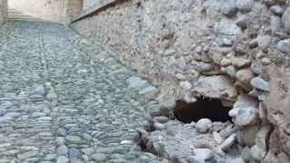 Este desprendimiento en la rampa de acceso obligó a cerrar el castillo de Monzón.