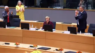 Los líderes europeos se ponen en pie para ovacionar y dar gracias a Merkel
