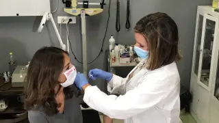 María Navarro recibiendo la vacuna de la gripe