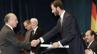 Sanz Gadea recibe el premio Príncipe de Asturias de la Concordia en 1998 de manos del ahora rey Felipe VI.