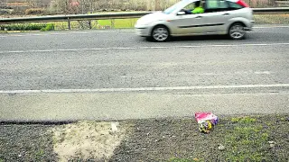 Los amigos de la víctima depositaron este ramo de flores en el lugar donde se halló su cadáver. macipe