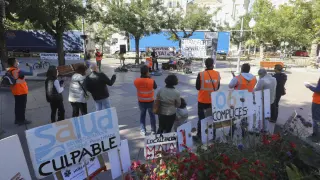 Protesta en Huesca de los trabajadores del transporte sanitario urgente y no urgente.