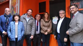 La concejal de Servicios Públicos, Natalia Chueca, junto a representantes del sector tras colocar la pegatina del proyecto en la puerta de El Plata.