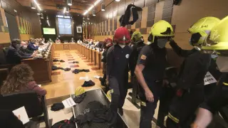 Los bomberos abandonan el salón de plenos tras lanzar al suelo los cascos, camisetas y carteles.