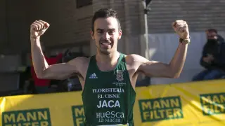 El jaqués Alberto Puyuelo saca músculo tras su segunto triunfo en el Maratón de Zaragoza.
