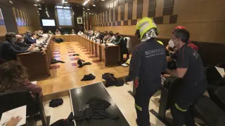 Los bomberos lanzaron camisetas y cascos al suelo del salón de plenos con la sesión ya iniciada.