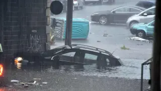 Un coche sumergido por las lluvias torrenciales en la provincia de Catania en Sicilia (Italia) ITALY WEATHER FLOODING