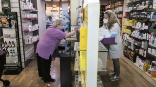 Una clienta acude a una oficina de farmacia.
