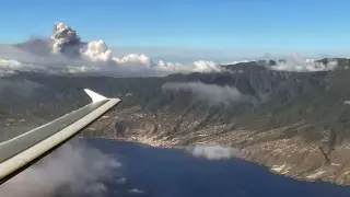 Una nube de humo y ceniza sobre la isla canaria de La Palma, visto desde un avión que sobrevuela Santa Cruz de la Palma