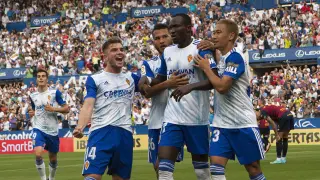 Dwamena celebra un gol con el Real Zaragoza.