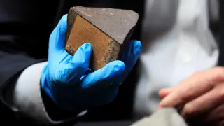La guardia Civil entrega un trozo del meteorito de Reliegos al Museo Nacional de Ciencias Naturales