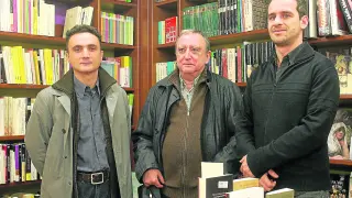 Rafael Chirbes en Zaragoza, cuando recibió uno de los premios Cálamo, con Antonio Ansón y José Luis Peixoto.