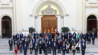 Foto de familia de la cumbre empresarial organizada por CEOE Aragón en el edificio Pignatelli de Zaragoza.