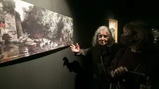 María Inés Pradilla, nieta del pintor y acuarelista, contempla la copia de una de las piezas de su abuelo que se exhiben en la Lonja.