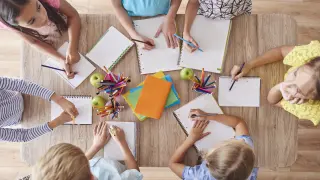 Imagen high-angle-view-of-drawing-kids