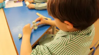 imagen recurso niño jugando con plastilina colegio