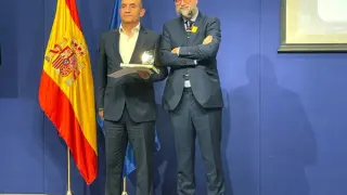 Juan Royo, de CulturaRSC.com, entrega el Premio a Juan Pablo Merino, director de Comunicación y RSC de Aqualia