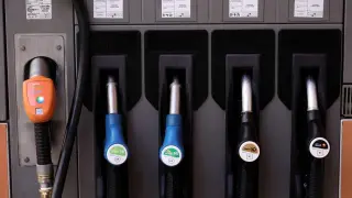 Varias mangueras de carburante en una gasolinera