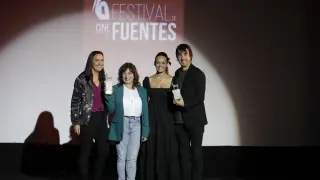 Ana Murugarren y Mikel Losada, tras recibir los premios en la gala inaugural.