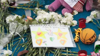 Concentración de los vecinos del niño asesinado en Lardero, en el parque donde desapareció.