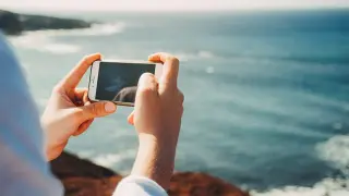 Un hombre hace una foto con un teléfono móvil.