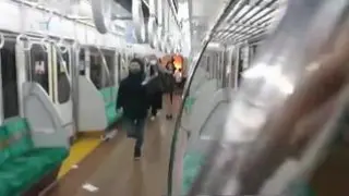 Un joven disfrazado del Joker con ácido y un cuchillo siembra el pánico en el metro de Tokio