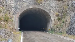 Entrada al segundo túnel del Congosto de Obarra, en la A-1605.