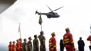 Militares observan el helicóptero que ha sobrevolado La Palma por Todos los Santos.