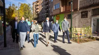 El alcalde de Zaragoza, Jorge Azcón, durante su visita este martes a la calle de Santiago Lapuente, en el barrio de Jesús.