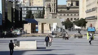 Inicio del montaje del Belén gigante de la plaza del Pilar de Zaragoza