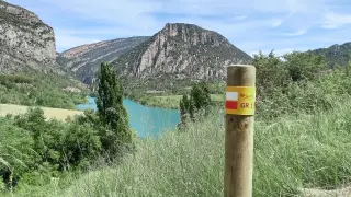 El tramo del GR 1 adecuado como Sendero Turístico de Aragón discurre por importantes monumentos románicos y parajes naturales como el congosto del Entremón.